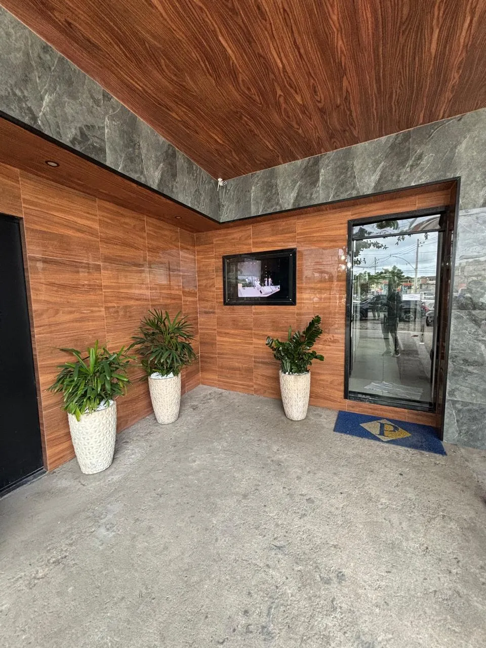 Hall de entrada do escritório Pereira Advocacia com tapete da marca